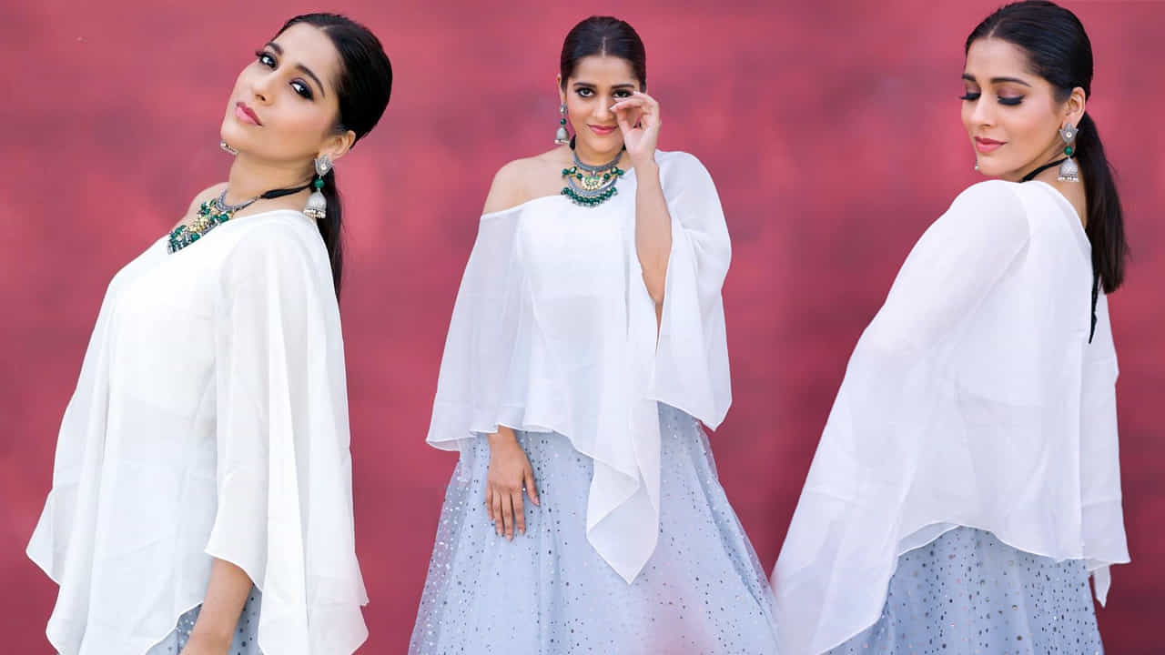 యాంకర్గా బుల్లి తెర ప్రేక్షకులను తన చలాకీ తనంలో ఆకట్టుకునే రష్మీ.. సోషల్ మీడియాలోనూ యాక్టివ్గా ఉంటుంది. తన లేటెస్ట్ ఫోటోలను ఎప్పటికప్పుడు అభిమానులతో పంచుకునే ఈ అమ్మడు తాజాగా చీర కట్టులో దిగిన కొన్ని ఫోటోలను పోస్ట్ చేసింది..
