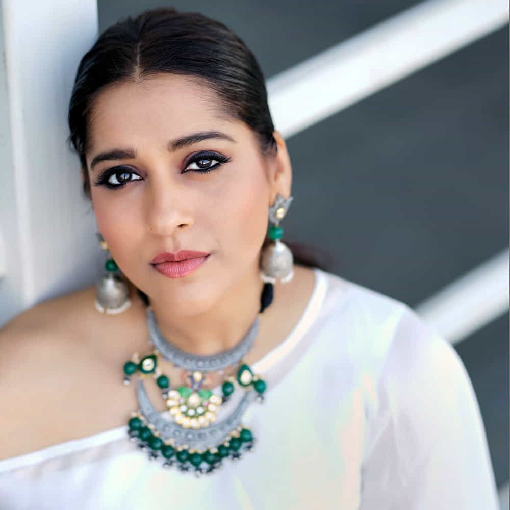 యాంకర్గా బుల్లి తెర ప్రేక్షకులను తన చలాకీ తనంలో ఆకట్టుకునే రష్మీ.. సోషల్ మీడియాలోనూ యాక్టివ్గా ఉంటుంది. తన లేటెస్ట్ ఫోటోలను ఎప్పటికప్పుడు అభిమానులతో పంచుకునే ఈ అమ్మడు తాజాగా చీర కట్టులో దిగిన కొన్ని ఫోటోలను పోస్ట్ చేసింది..