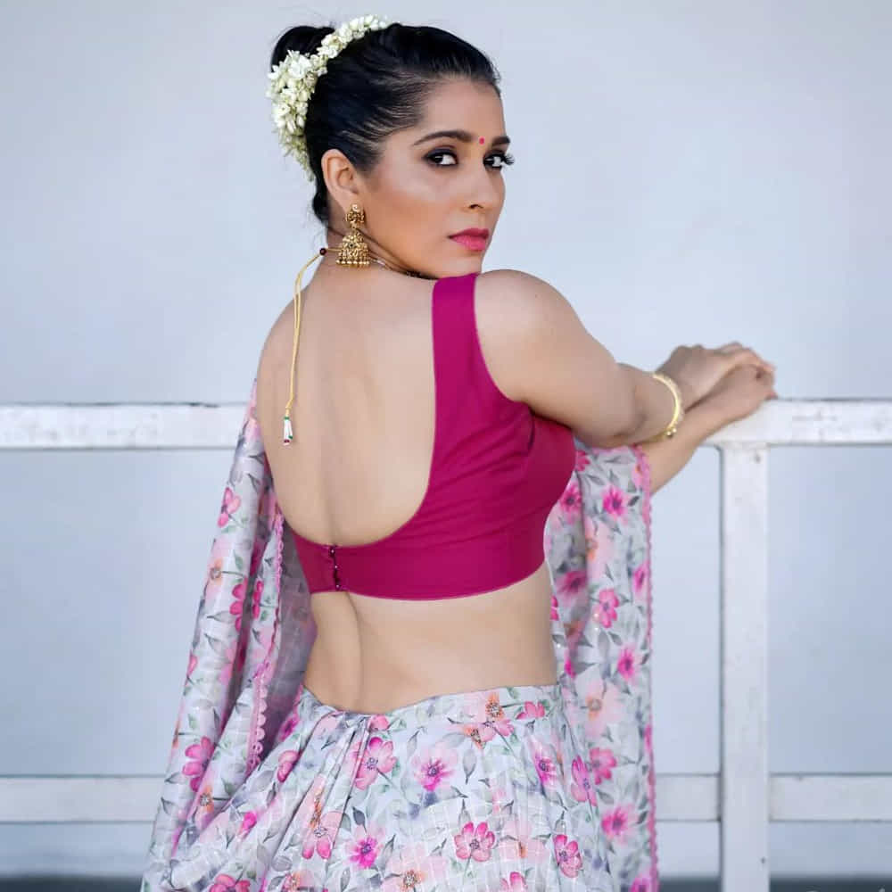 యాంకర్గా బుల్లి తెర ప్రేక్షకులను తన చలాకీ తనంలో ఆకట్టుకునే రష్మీ.. సోషల్ మీడియాలోనూ యాక్టివ్గా ఉంటుంది. తన లేటెస్ట్ ఫోటోలను ఎప్పటికప్పుడు అభిమానులతో పంచుకునే ఈ అమ్మడు తాజాగా చీర కట్టులో దిగిన కొన్ని ఫోటోలను పోస్ట్ చేసింది..