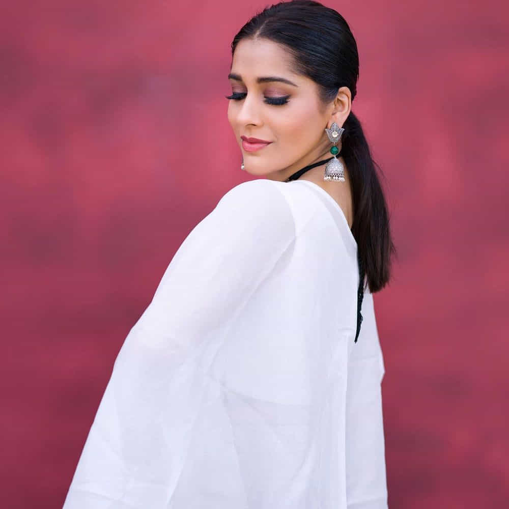 యాంకర్గా బుల్లి తెర ప్రేక్షకులను తన చలాకీ తనంలో ఆకట్టుకునే రష్మీ.. సోషల్ మీడియాలోనూ యాక్టివ్గా ఉంటుంది. తన లేటెస్ట్ ఫోటోలను ఎప్పటికప్పుడు అభిమానులతో పంచుకునే ఈ అమ్మడు తాజాగా చీర కట్టులో దిగిన కొన్ని ఫోటోలను పోస్ట్ చేసింది..