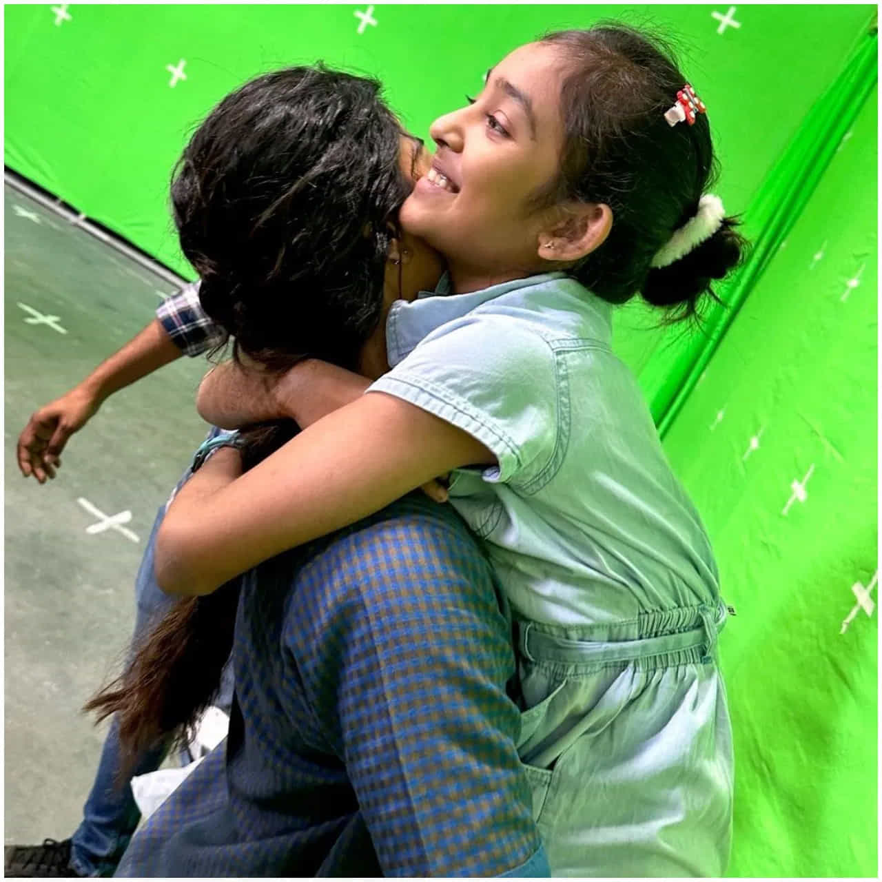 తాజాగా ఈ సినిమా షూటింగ్లో రష్మిక తల్లి, చెల్లెలు కూడా సందడి చేశారు. దీనికి సంబంధించిన ఫొటోలను సోషల్ మీడియాలో షేర్ చేసింది నేషనల్ క్రష్. ప్రస్తుతం ఈ ఫొటోలు నెట్టింట వైరలవుతున్నాయి.