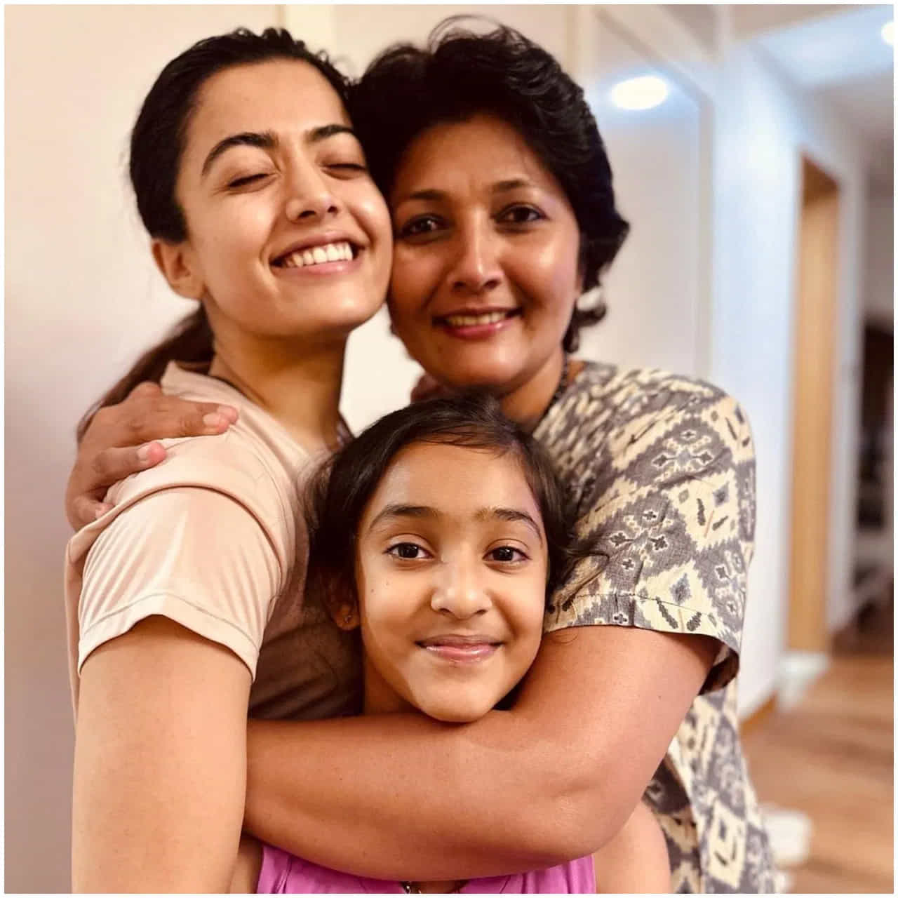అలాగే హీరో దేవ్ మోహన్తో కలిసి దిగిన సెల్ఫీని కూడా ఫ్యాన్స్తో పంచుకుంది రష్మిక. ప్రస్తుతం ఈ సినిమాతో పాటు అల్లు అర్జున్ 'పుష్ప 2', రణబీర్ కపూర్ 'యానిమల్', నితిన్ - వెంకీ కుడుముల సినిమాల్లో నటిస్తోందీ పాన్ ఇండియా హీరోయిన్.