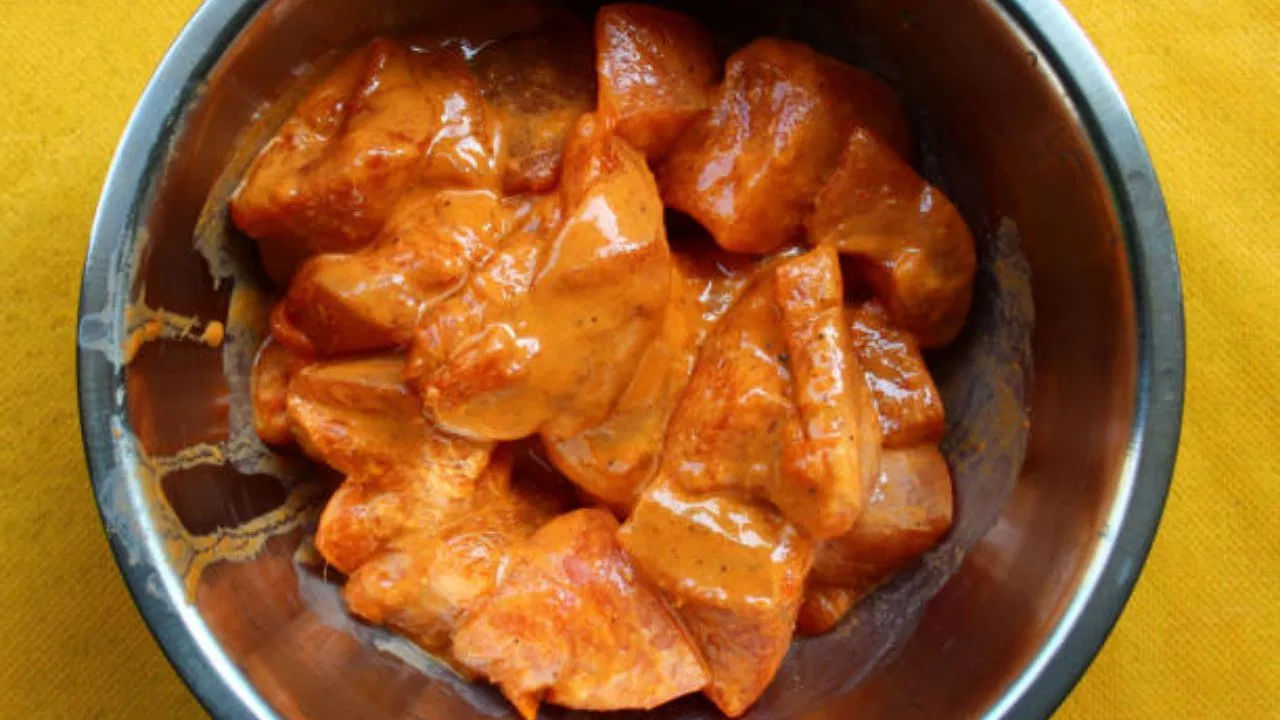 తాజా పచ్చి చికెన్ చాలా తేలికపాటి వాసన కలిగి ఉంటుంది లేదా అస్సలు వాసన ఉండదు. చెడిపోయిన చికెన్ బలమైన చెడిపోయిన వాసన కలిగి ఉంటుంది. మీ చికెన్‌కి పుల్లని లేదా సల్ఫర్ లాంటి వాసన ఉంటే, కుళ్ళిన గుడ్ల మాదిరిగానే అనిపిస్తే వెంటనే దానిని పక్కన పెట్టండి. చికెన్‌లో వ్యాధికారక క్రిములు అభివృద్ధి చెందడం వల్ల ఈ దుర్వాసన వస్తుంది.