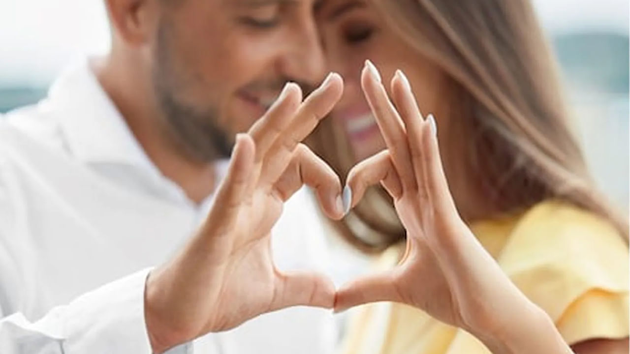 విడదీయరాని బంధం వివాహబంధం.. జీవితంలో వివాహబంధం గురించి మనం ప్రత్యేకంగా చెప్పాల్సిన పనిలేదు.. కానీ ప్రస్తుత కాలంలో స్త్రీ పురుషుల మధ్య సంబంధం మరింత సున్నితంగా మారింది. ప్రియుడు లేదా ప్రియురాలు కావచ్చు.. చిన్న చిన్న విషయాలు చాలా ముఖ్యమైనవి. ఎందుకంటే వాటిని పట్టించుకోకపోతే బంధంలో సమస్యలు ఏర్పడే అవకాశం ఉంటుంది. మీరు రిలేషన్షిప్లో ఇద్దరి బంధాన్ని సమతూల్యం చేసుకునేలా ఉండాలి. లేకపోతే ఇద్దరూ ఎక్కువ కాలంపాటు బంధంలో కొనసాగడం కష్టం. ప్రేమ.. భాగస్వామి మధ్య దూరం ఏర్పరిచే ఆ 5 తప్పులు ఏమిటో ఇప్పుడు తెలుసుకుందాం..