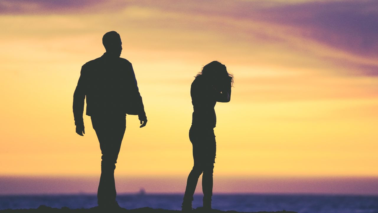 మీ భాగస్వామితో కలిసి ఉన్నప్పుడు.. మరొకరిని అతిగా పొగిడితే, జీవిత భాగస్వామి హృదయంలో ఎక్కడో అపార్థాలు తలెత్తుతాయి. అది విడిపోవడానికి కారణం కావచ్చు. కావున జాగ్రత్త పడండి..