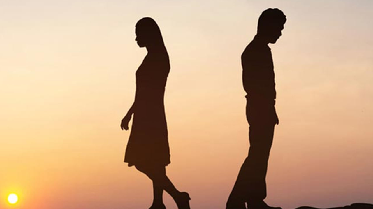 మీరు మీ భాగస్వామితో చాలా సంతోషంగా ఉంటారు అనడంలో ఎలాంటి సందేహం లేదు. కానీ కొన్నిసార్లు బిజీ పని లేదా మరేదైనా కారణాల వల్ల, మీరు ఎల్లప్పుడూ కలవలేరు లేదా మాట్లాడుకోలేరు. కావున విచారంగా ఉండకండి. మీలో మీరు సంతోషంగా ఉండటం అలవాటు చేసుకోండి. ఎప్పుడూ దురాలోచన, విచారంగా ఉండడం లాంటి వాటిని వదిలేయండి.