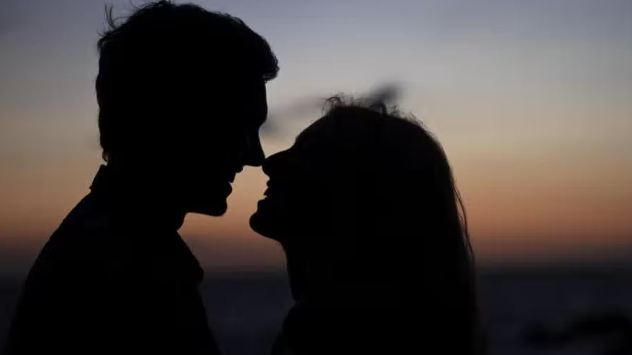 భాగస్వామి మీకు అవసరమైన ఏదైనా పని చేస్తుంటే, సహకరించడానికి ఎప్పటికీ వెనకడుగు వేయకండి.. ఒకరు కష్టపడి పని చేస్తుంటే, మరొకరు విశ్రాంతికి ప్రాధాన్యత ఇస్తుంటే.. కలిసి ఉన్నప్పటికీ ఒంటరితనం అనుభూతి చెందుతుంది. కావున ఇలాంటి వాటిని దూరం పెట్టండి.. ఒకరినొకరు సాయం చేసుకుంటూ అన్యోన్యంగా గడపండి..