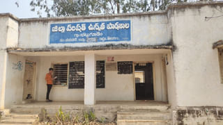 మీ కక్కుర్తి తగలెయ్యా.. మేక తలకాయలు, కాళ్లతో వెళ్తున్న లారీ బోల్తా..  ఎగబడ్డ జనాలు.