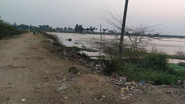 Telangana: నల్ల కోడి, నిమ్మకాయలు, మట్టి బొమ్మ.. చెరువు పక్క వాగులో భయానక దృశ్యం.
