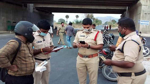 Telangana: పోలీసుల తనిఖీల్లో లైసెన్స్ లేకుండా దొరికిన వ్యక్తి.. అనుమానంతో బ్యాగ్ చెక్ చేయగా..