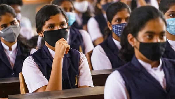 Telangana: ఓరి నాయనా.. మళ్లీ వచ్చిన మాయదారి వైరస్.. ఆ స్కూల్లో 15 మందికి పాజిటివ్