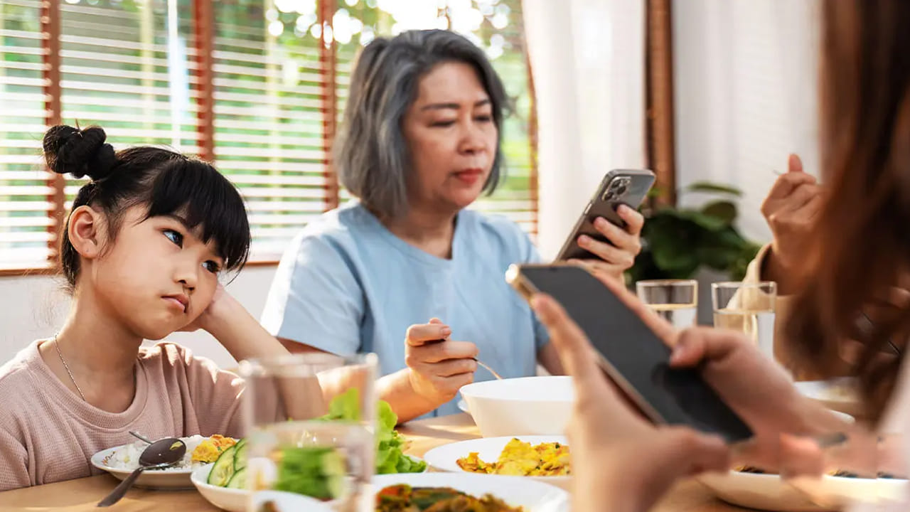 ఫోన్‌లను నిషేధిస్తూ ఎలాంటి పోస్టర్‌ను కూడా వేయలేదు. ఇక్కడి హోటల్‌ సిబ్బంది స్వయంగా వెళ్లి ఫోన్‌ వాడవద్దని చెబుతున్నారు. జపాన్‌లోని ఈ రెస్టారెంట్ నిబంధనల గురించి చాలా చర్చలు జరుగుతున్నాయి. 