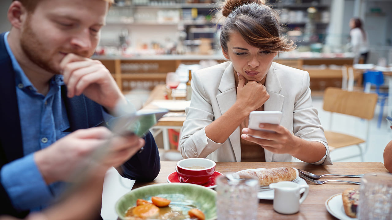 ఎక్కువ సేపు ఉన్న వ్యక్తులు రామెన్ నూడిల్స్‌ చల్లబడే వరకు ఫోన్ చూస్తుండటం గమనించాడు. అలాగే ఫొటోలు దిగడం, తిండిపై పెద్దగా శ్రద్ధ పెట్టకపోవడం వల్ల హోటల్ బయట వేచి ఉండే వారి సంఖ్య కూడా పెరుగుతుంది. ఇదంతా చూసిన రెస్టారెంట్ వారు మొబైల్ ని బ్యాన్ చేశారు. లోపల భోజనం చేస్తూ 30 మంది మొబైల్స్ వాడితే 10 మంది బయట వేచి ఉండాల్సి వస్తోందని చెప్పారు. 