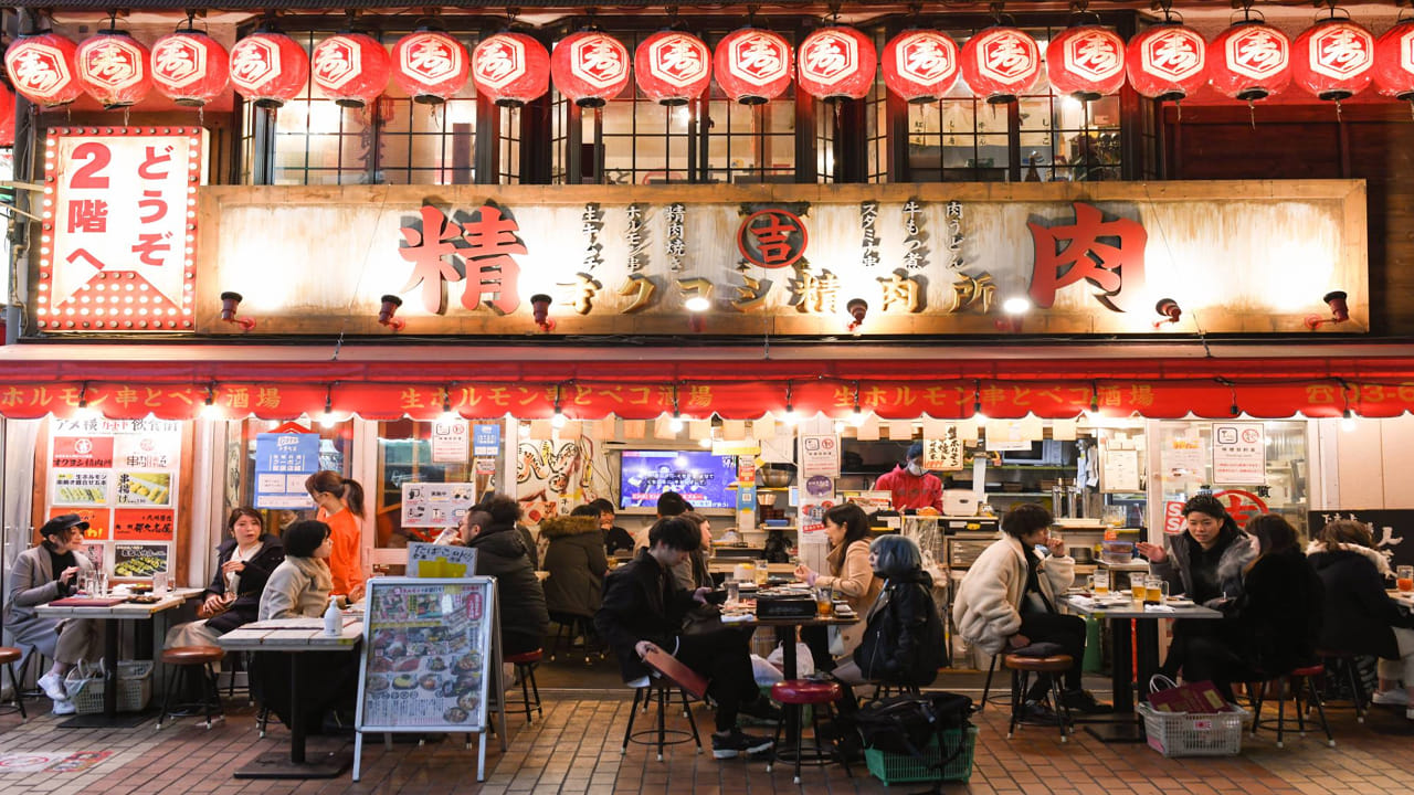 టోక్యోలోని డెబు చాన్ అనే ఈ రెస్టారెంట్‌లో సెల్‌ఫోన్‌ నిషేదించారు. రామెన్ నూడుల్స్‌ను అందించే రెస్టారెంట్‌లలో త్వరగా తినండి..ప్లేట్‌ ఖాళీ చేయండి..అనే నియమం ఉంది. రామెన్ నూడుల్స్ తినే వారి సంఖ్య ఎక్కువగా ఉండే ప్రాంతాల నుంచి వచ్చే కస్టమర్లు త్వరగా అల్పాహారం తిని వెళ్లిపోయేలా ఈ నిబంధనను రూపొందించారు. ఈ రెస్టారెంట్‌లో పగటిపూట ఎందుకు రద్దీగా ఉంటుందో అక్కడి సిబ్బంది గమనించారు. 