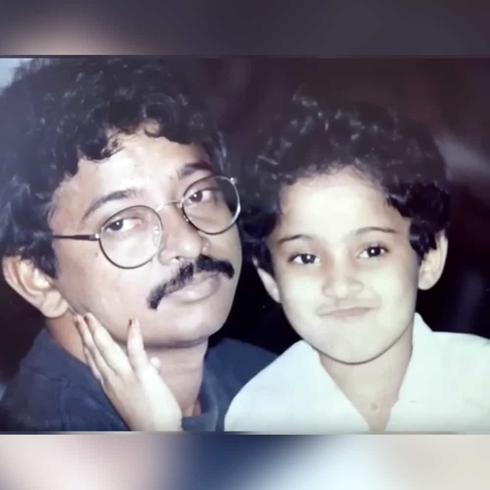 మొత్తానికి ఏదో ఒక అంశంపై తరచూ వార్తల్లో నిలుస్తుంటాడు వర్మ.ఈ సందర్భంగా అతని రేర్ ఫొటోలు సోషల్ మీడియాలో కనిపిస్తున్నాయి. ఇందులో తల్లితో దిగిన ఒక ఫొటో అందరినీ ఆకట్టుకుంటున్నాయి.