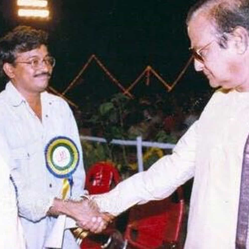 ఒకవేళ సినిమాలు లేకుంటే పొలిటికల్ లీడర్లపై పడతాడు. ట్విట్టర్ వేదికగా కొందరి రాజకీయ నాయకులపై సెటైర్లు వేస్తుంటాడు.