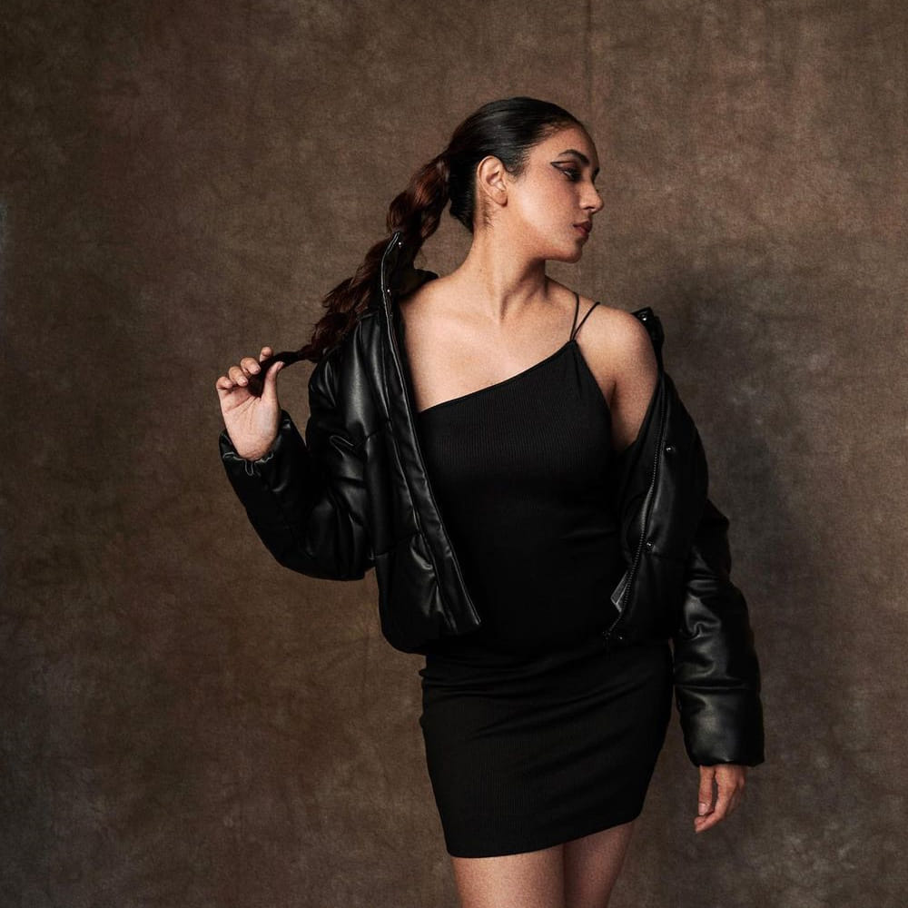 పెళ్లి చూపులు సినిమాతో తెలుగు అభిమానుల మనసు దోచుకున్న రీతూ వర్మ.. ఈ అమ్మడు అటు, తెలుగు, తమిళం, మళయాలం చిత్రాల్లో నటిస్తూ అలరిస్తోంది.. హోమ్లీగా కనిపించే ఈ అమ్మడు, విడుదలకు సిద్ధంగా ఉన్న టక్ జగదీష్ సినిమాలోకూడా హీరోయిన్ గా నటించింది.