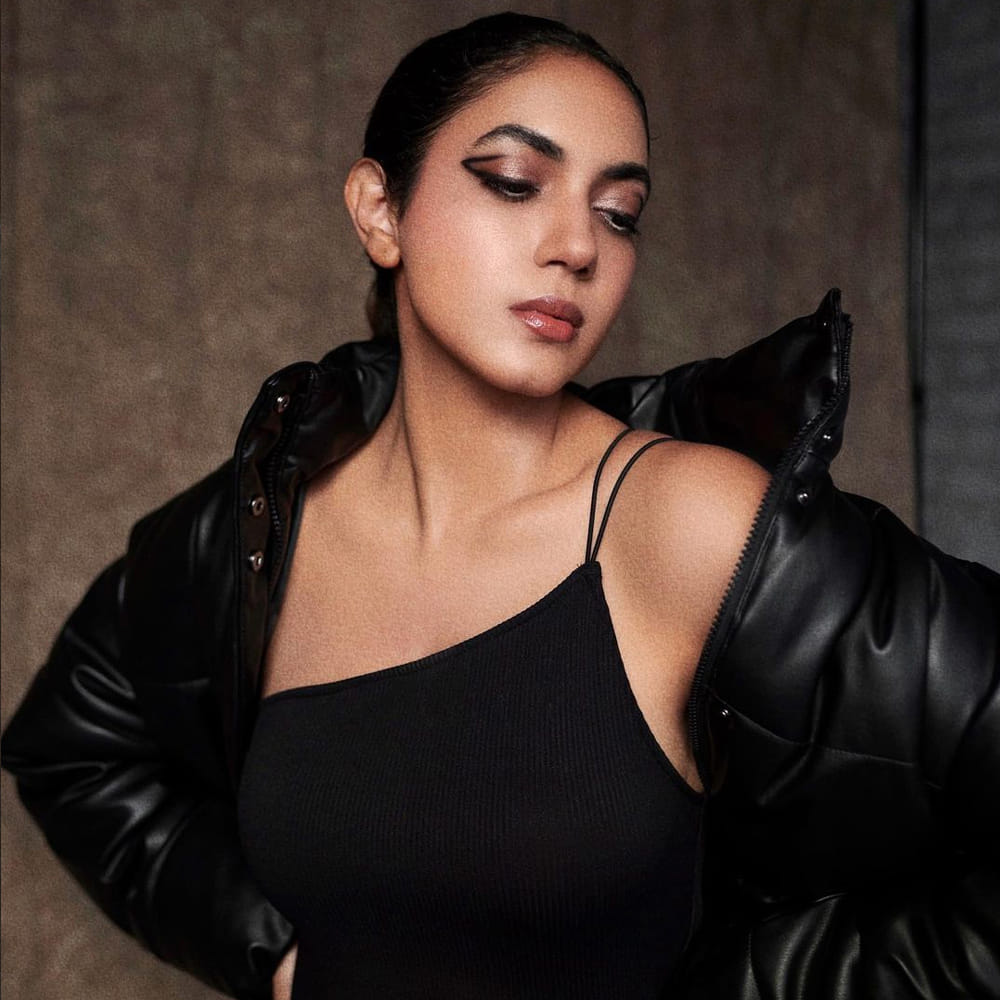 పెళ్లి చూపులు సినిమాతో తెలుగు అభిమానుల మనసు దోచుకున్న రీతూ వర్మ.. ఈ అమ్మడు అటు, తెలుగు, తమిళం, మళయాలం చిత్రాల్లో నటిస్తూ అలరిస్తోంది.. హోమ్లీగా కనిపించే ఈ అమ్మడు, విడుదలకు సిద్ధంగా ఉన్న టక్ జగదీష్ సినిమాలోకూడా హీరోయిన్ గా నటించింది.