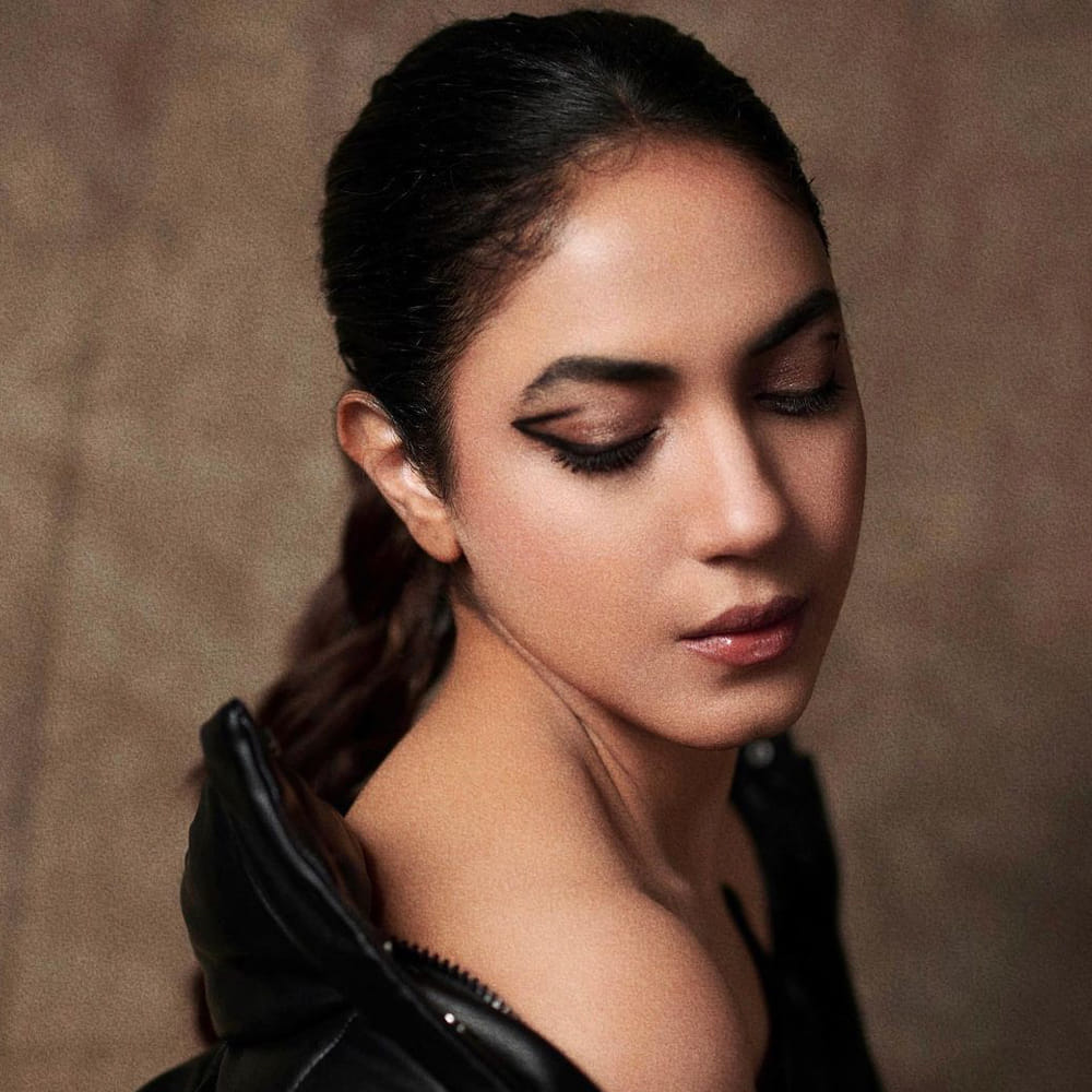 పెళ్లి చూపులు సినిమాతో తెలుగు అభిమానుల మనసు దోచుకున్న రీతూ వర్మ.. ఈ అమ్మడు అటు, తెలుగు, తమిళం, మళయాలం చిత్రాల్లో నటిస్తూ అలరిస్తోంది.. హోమ్లీగా కనిపించే ఈ అమ్మడు, విడుదలకు సిద్ధంగా ఉన్న టక్ జగదీష్ సినిమాలోకూడా హీరోయిన్ గా నటించింది.