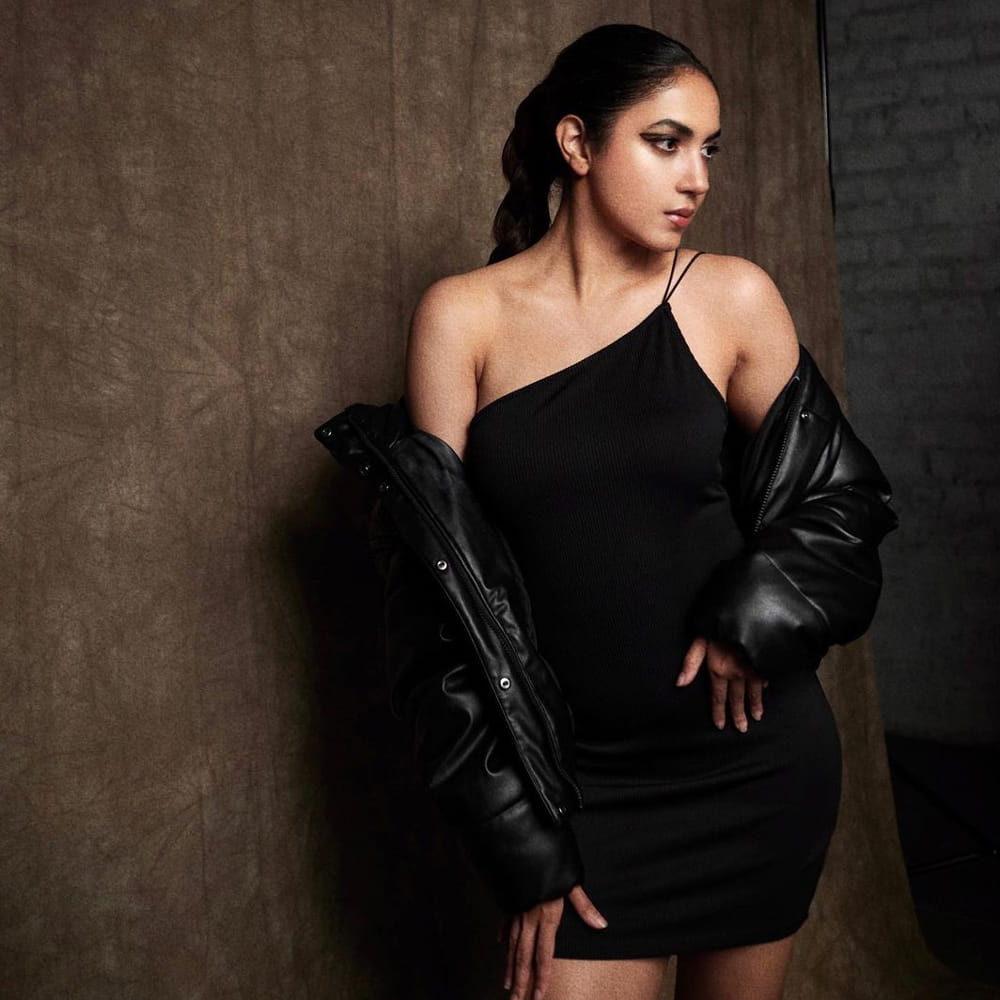 పెళ్లి చూపులు సినిమాతో తెలుగు అభిమానుల మనసు దోచుకున్న రీతూ వర్మ.. ఈ అమ్మడు అటు, తెలుగు, తమిళం, మళయాలం చిత్రాల్లో నటిస్తూ అలరిస్తోంది.. హోమ్లీగా కనిపించే ఈ అమ్మడు, విడుదలకు సిద్ధంగా ఉన్న టక్ జగదీష్ సినిమాలోకూడా హీరోయిన్ గా నటించింది.