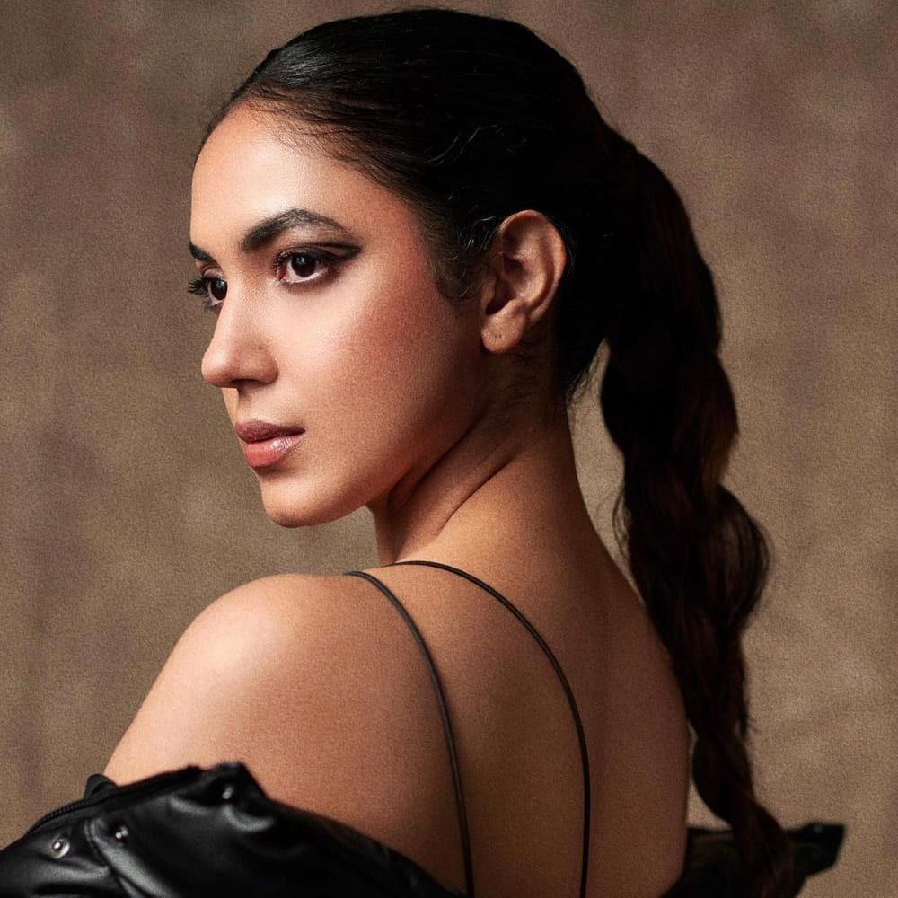 పెళ్లి చూపులు సినిమాతో తెలుగు అభిమానుల మనసు దోచుకున్న రీతూ వర్మ.. ఈ అమ్మడు అటు, తెలుగు, తమిళం, మళయాలం చిత్రాల్లో నటిస్తూ అలరిస్తోంది.. హోమ్లీగా కనిపించే ఈ అమ్మడు, విడుదలకు సిద్ధంగా ఉన్న టక్ జగదీష్ సినిమాలోకూడా హీరోయిన్ గా నటించింది.