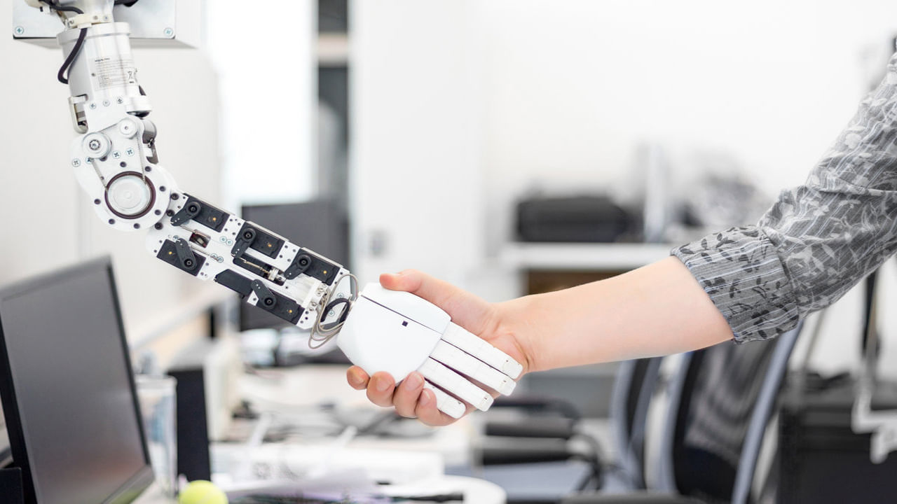 Robot: ఇంట్లో పనికిరాని వస్తువులతో రోబోను తయారుచేశాడు భయ్యా.. ఎవరంటే