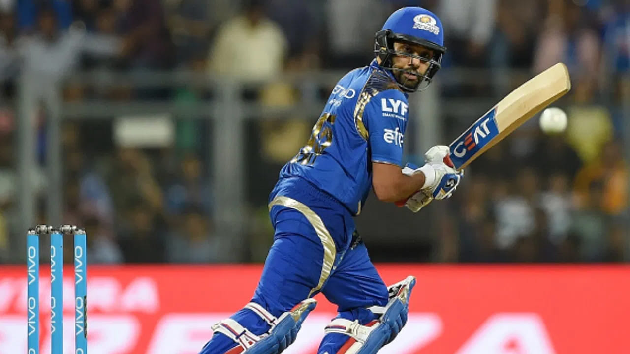 KKRపై రోహిత్ 20 పరుగులు చేసి IPLలో ఒకే జట్టుపై అత్యధిక పరుగులు చేసిన ఆటగాడిగా నిలిచాడు. ఐపిఎల్‌లో కోల్‌కతా నైట్ రైడర్స్ (KKR)పై హిట్‌మ్యాన్ 1033 పరుగులు చేశాడు. ఇది ఒక రికార్డు.