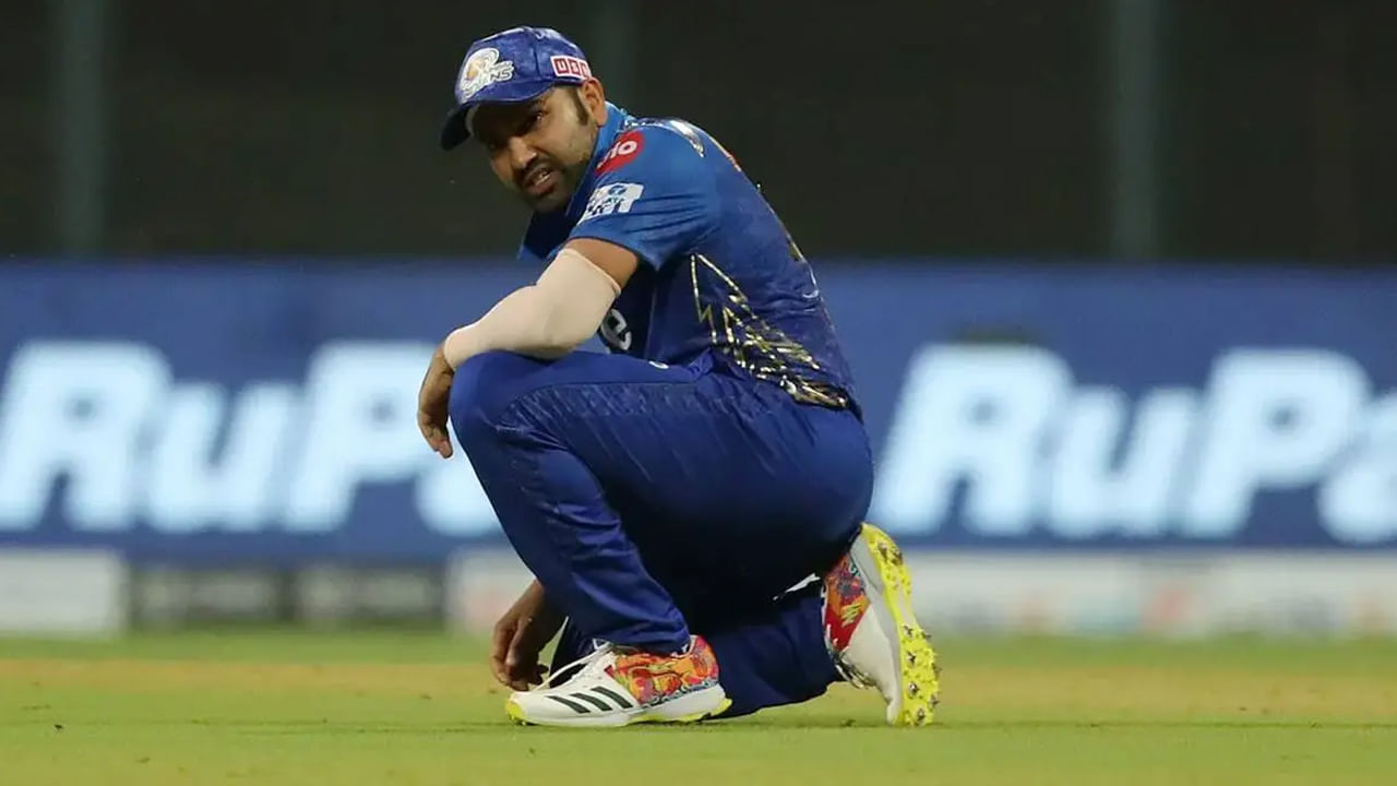 RCB vs MI: ఇండియన్ ప్రీమియర్ లీగ్ 2023 ఐదవ మ్యాచ్ రాయల్ ఛాలెంజర్స్ బెంగళూరు వర్సెస్ ముంబై ఇండియన్స్ మధ్య జరిగింది. బెంగళూరులోని ఎం చిన్నస్వామి స్టేడియంలో జరిగిన మ్యాచ్‌లో ముంబైపై ఆర్‌సీబీ ఘన విజయం సాధించింది. తొలుత బ్యాటింగ్ చేసిన రోహిత్ శర్మ జట్టు 171 పరుగులు చేసింది. అదే సమయంలో బెంగళూరు 2 వికెట్ల నష్టానికి 172 పరుగుల విజయ లక్ష్యాన్ని పూర్తి చేసింది. ఈ మ్యాచ్‌లో ముంబై ఇండియన్స్ కెప్టెన్ రోహిత్ శర్మ పేరిట ఓ ఇబ్బందికర రికార్డు నమోదైంది. ఐపీఎల్‌లో స్ట్రైక్ రేట్ అత్యంత దారుణంగా ఉన్న తొలి కెప్టెన్‌గా రోహిత్ నిలిచాడు.