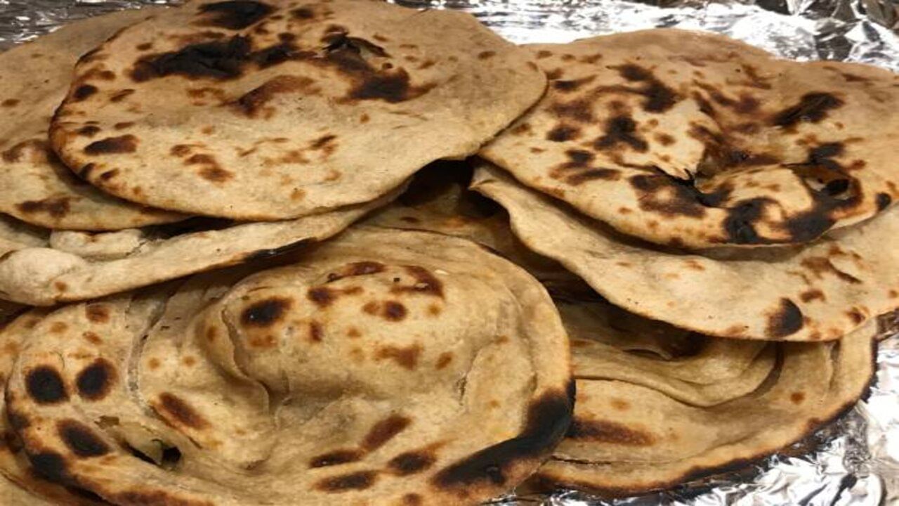 మృదువైన చపాతీలు చేయడానికి ఈ చిట్కాలు:
చపాతీలను మెత్తగా చేయడానికి పిండిని సరిగ్గా జల్లెడ పట్టండి. పిండిని సరిగ్గా జల్లెడ పట్టకపోతే, అది మీ చపాతీలను గట్టిగా చేస్తుంది. ఎల్లప్పుడూ మెత్తగా పిండిని పిసికి కలుపుకోవాలి. పిండిని పిసికి కలుపుతున్నప్పుడు నెమ్మదిగా నీరు కలపండి. ఒక్కసారిగా నీళ్లు కలుపుకుంటే పిండి పల్చగా తయారవుతుంది. పిండిని పిసికేటప్పుడు నెయ్యి వేయడం మర్చిపోయి ఉంటే, పైన నెయ్యి రాసుకున్న తర్వాత పిండిని ఒక గుడ్డతో కప్పవచ్చు.