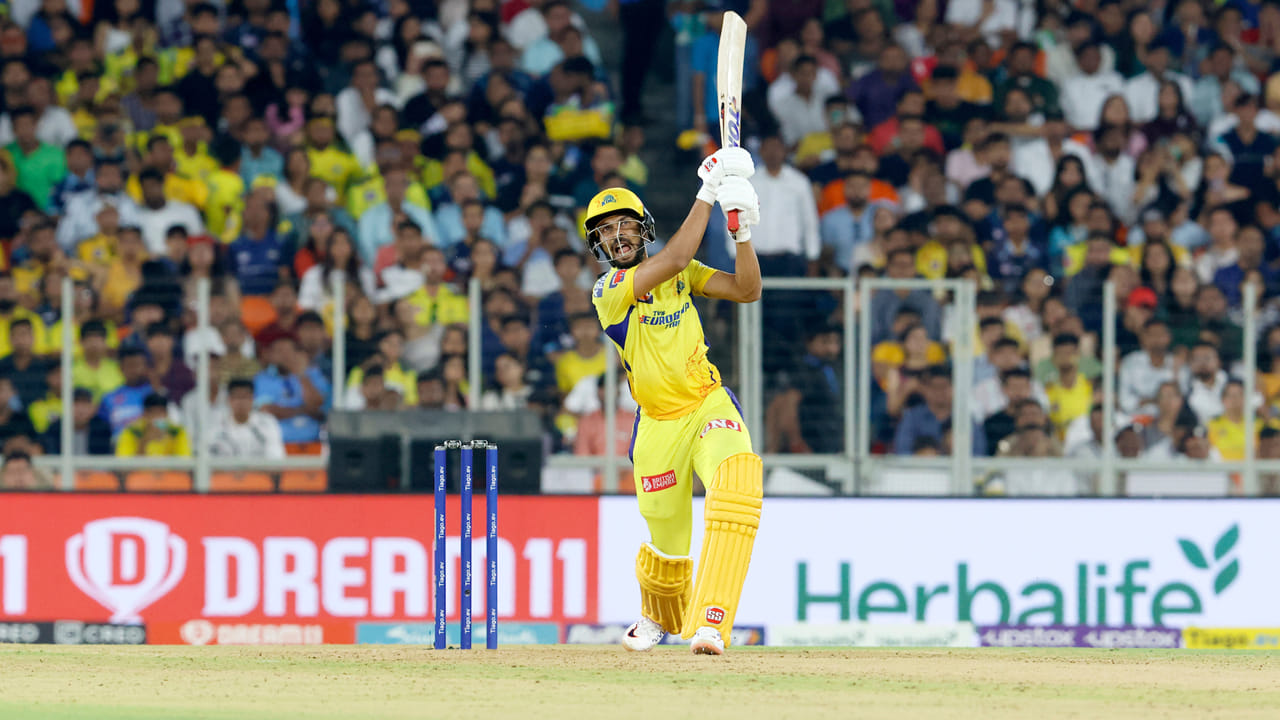 టీమ్ ఇండియాలో అవకాశాలు దక్కలేదు కానీ, ఐపీఎల్లో ఛాన్స్ దక్కించుకుని తన సత్తా చాటుతున్నాడు రుతురాజ్ గైక్వాడ్. IPL 2023 మొదటి మ్యాచ్లో చెన్నై సూపర్ కింగ్స్ యువ ఓపెనర్ రుతురాజ్.. గుజరాత్ టైటాన్స్పై విరుచుకుపడ్డాడు. తన మార్క్ లెవల్ బ్యాటింగ్తో భారీ స్కోర్ నమోదు చేశాడు. అతి తక్కువ బంతుల్లోనే అర్థ సెంచరీ పూర్తి చేశాడు.(ఫోటో: IPL)