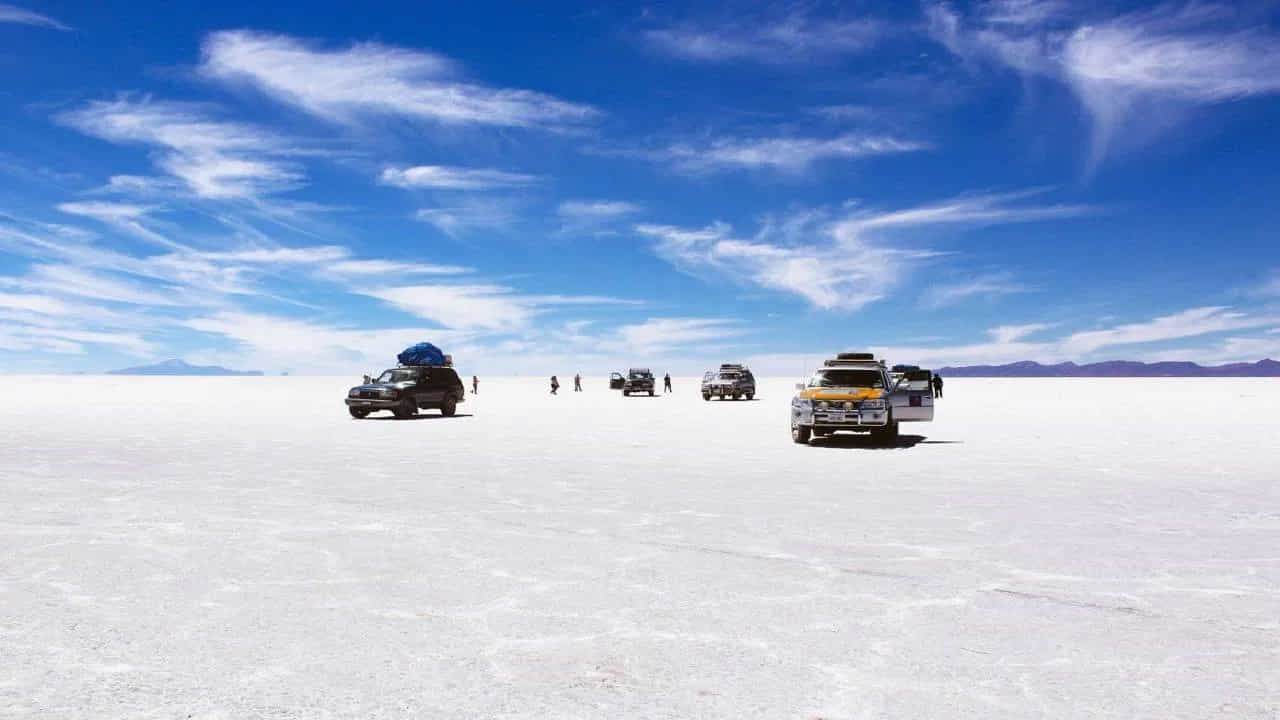 Salar De Uyuni Bolivia- సముద్ర తీరాలు, విమానాలు, మడుగుల కంటే టెర్రా ఫర్మా సలార్ డి ఉయుని మీకు మంచి ప్రదేశం. ప్రపంచంలోనే అతిపెద్ద ఉప్పు ఫ్లాట్ ఉంది. ఇది సరస్సు ఎండిపోయినప్పుడు సృష్టించబడింది.