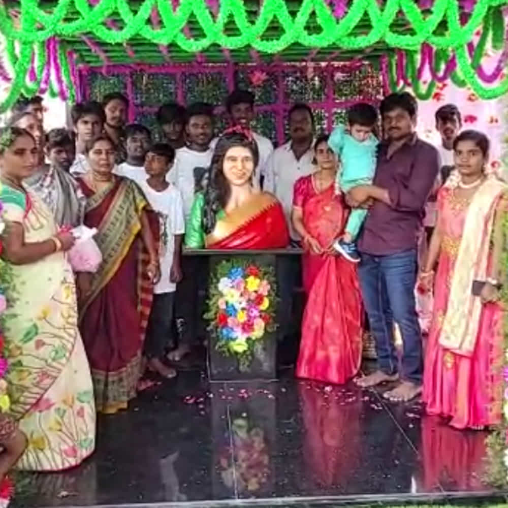 తన ఇంటిలోనే కట్టిన ఈ గుడిని శుక్రవారం సమంత పుట్టినరోజు లోపు సందర్భంగా అంగరంగ వైభవంగా ప్రారంభించాడు. కేక్ కట్ చేసి.. అందరికీ భోజనాలు పెట్టాడు.