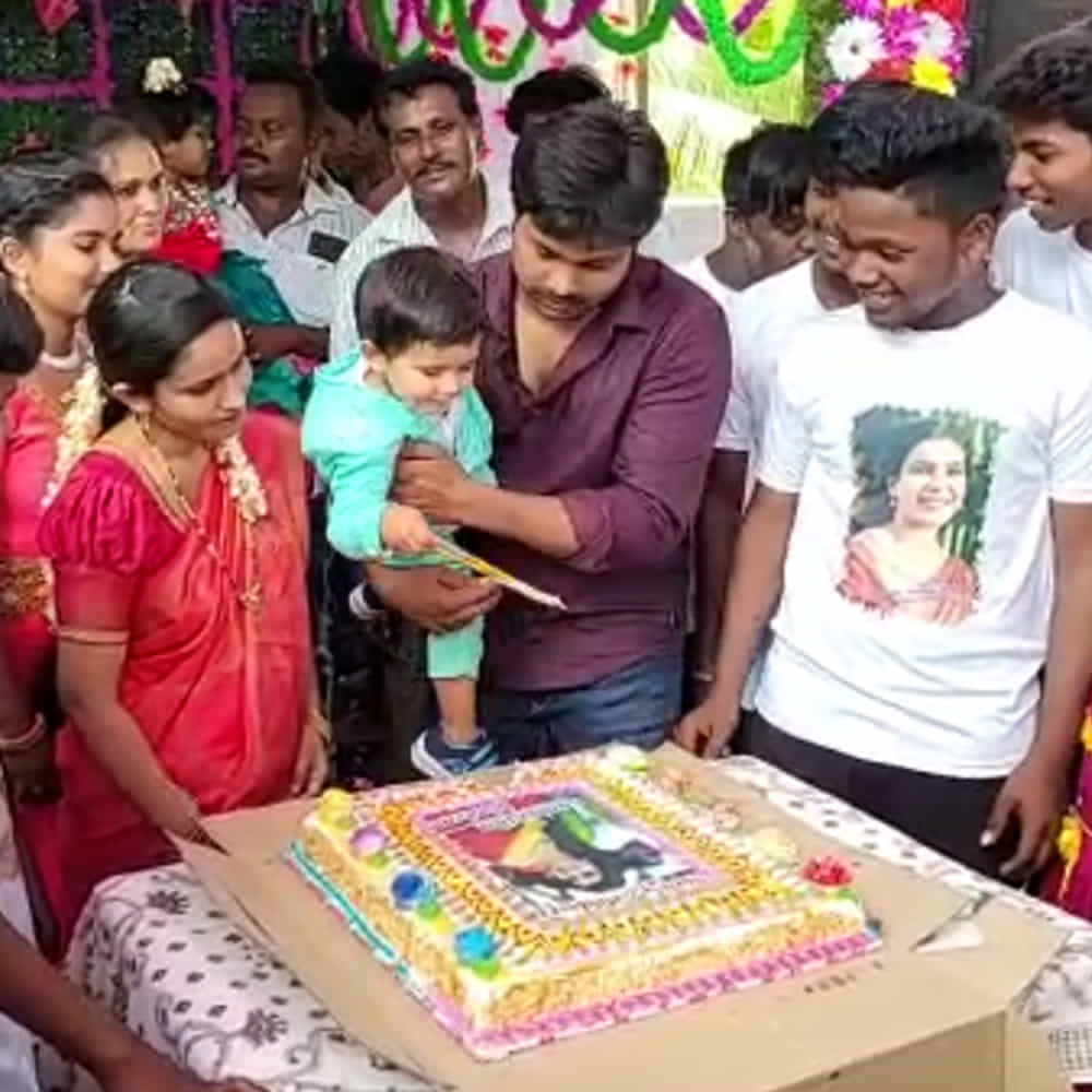 గతంలో తమిళనాట హీరోయిన్స్ ఖుష్బు, నమితలకు గుడి కట్టారు అభిమానులు. కానీ తెలుగు రాష్ట్రాల్లో ఇలాంటి ఘటన జరగడం ఇదే ఫస్ట్ టైమ్.