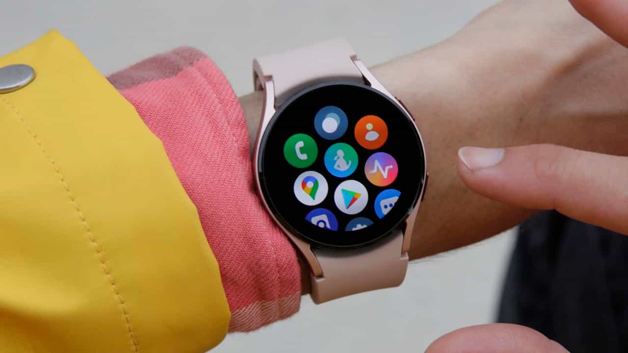 శామ్సంగ్ గేలాక్సీ వాచ్ 4(Samsung Galaxy Watch 4).. దీనిలో ఈసీజీ, రక్తపోటు, కొవ్వు శాతం, అస్థిపంజర కండరాలు, శరీరంలో నీటి శాతాన్ని కొలవడానికి ఉపయోగపడే బయోయాక్టివ్ సెన్సార్ ఉంటుంది. ఇది వర్కవుట్ సమయంలో మీ శరీరం ఎలా పనిచేస్తుందో కొలవగలుగుతుంది. 90 కంటే ఎక్కువ వ్యాయామాలకు మద్దతు ఇస్తుంది. రెస్ట్ సమయంలో హృదయ స్పందన స్థాయిని తనిఖీ చేస్తుంది. స్లీప్ కోచింగ్ ఫీచర్తో పాటు నిద్ర దశలను గుర్తించడానికి, విశ్లేషించడానికి వాచ్ స్లీప్ ట్రాకర్తో ఇది వస్తుంది. ఈ వాచ్ ధర అమెజాన్ లో రూ. 16,999 నుంచి ప్రారంభం అవుతుంది.