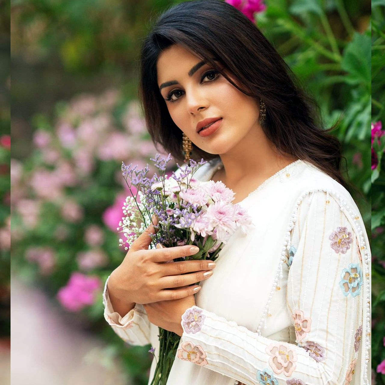 అదృష్టం అంటే ఈ అమ్మాయిదే కాబోలు. మొదటి సినిమాలో చిన్న రోల్. అంతగా ప్రాధాన్యత.. స్క్రీన్ స్పేస్ లేని పాత్ర. అయినా సరే నటించి తెలుగు తెరకు పరిచయమైంది. 