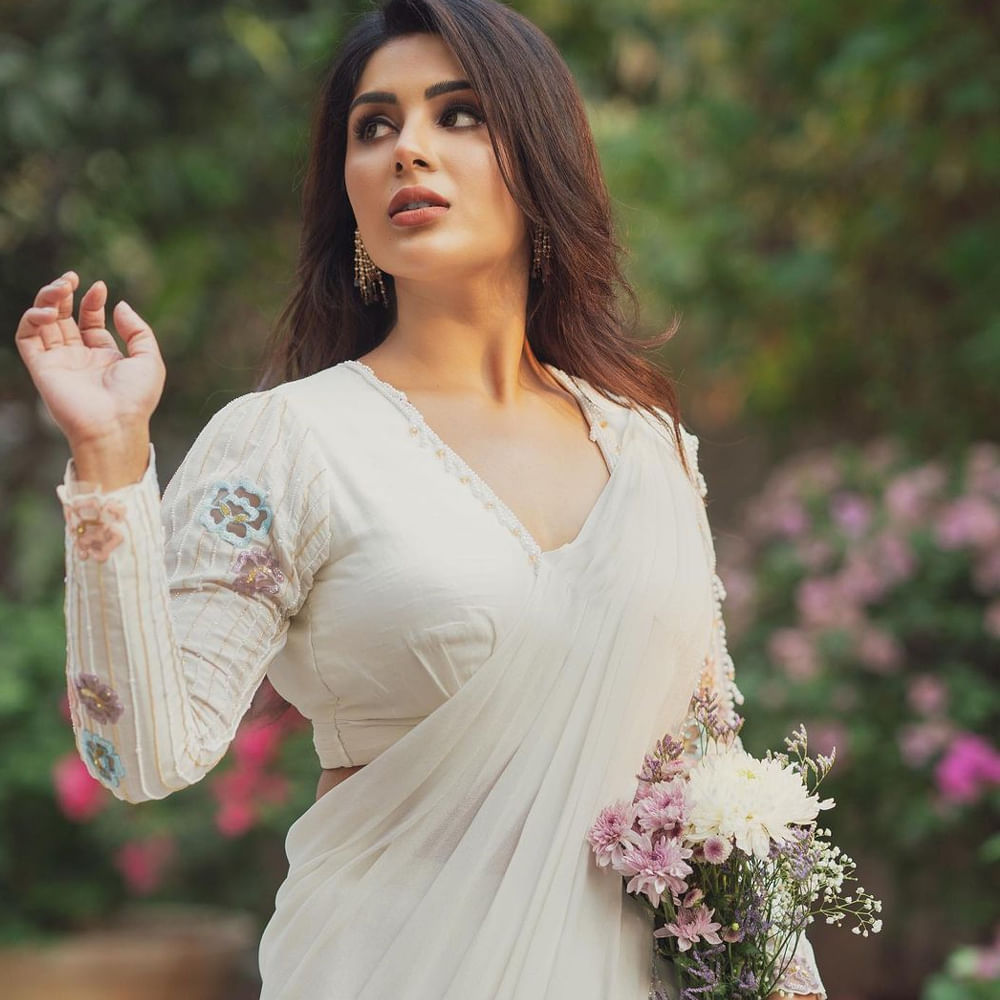  ఆతర్వాత తమిళ్ స్టార్ ధనుష్ సరసన సార్ చిత్రంలో నటించింది. ఈ మూవీ  సైతం భారీ విజయాన్ని అందుకుంది. వరుస హిట్లతో దూసుకపోతున్న ఈ భామా ఖాతాలో తాజాగా విరూపాక్ష చేరింది. 