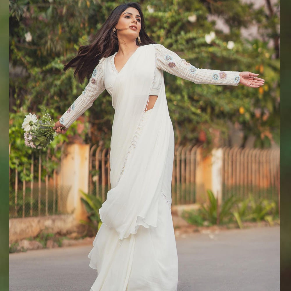  కార్తీక్ దండు దర్శకత్వం వహించిన ఈ సినిమాలో సాయి ధరమ్ తేజ్ హీరోగా నటించారు. ఇందులో సంయుక్త కథానాయికగా నటించగా.. కాస్త గ్లామర్ డోస్ పెంచింది. 