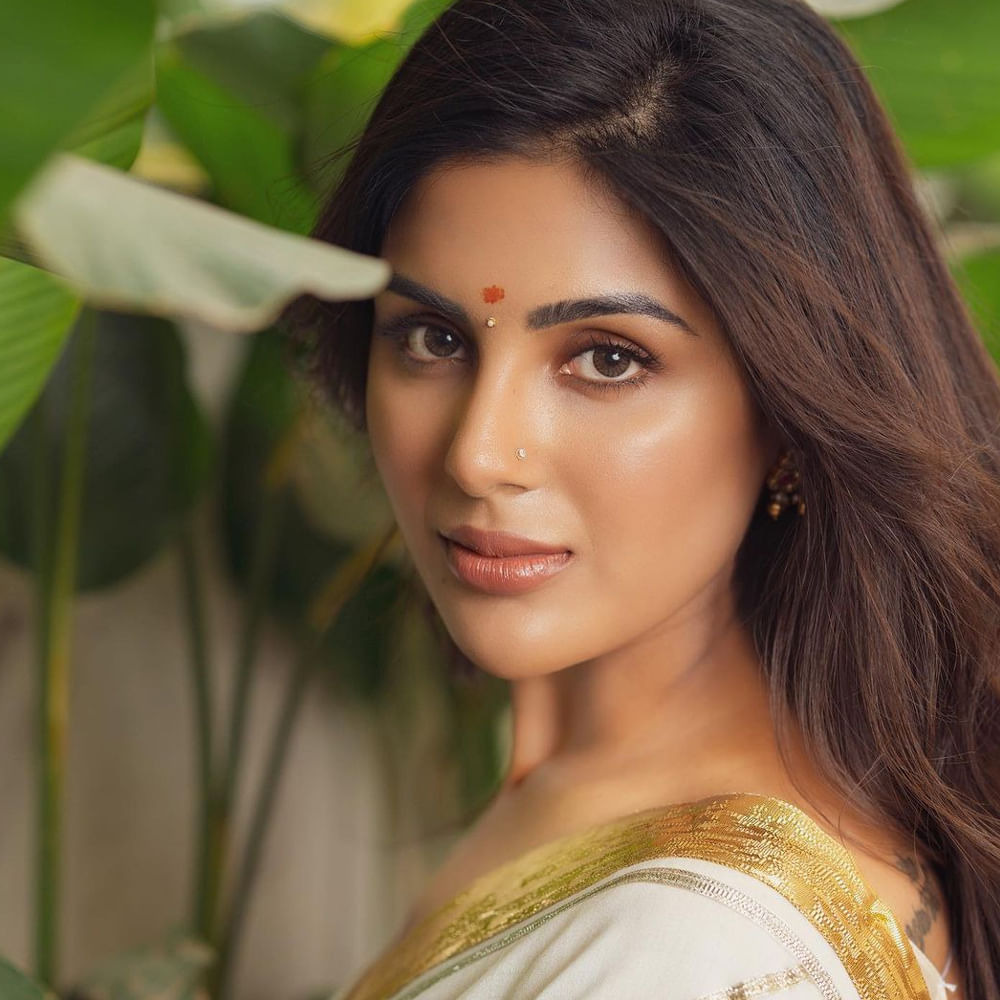 గత సినిమాల్లో హోమ్లీగా కనిపించినా ఈ అమ్మడు.. ఇందులో కాస్త డోస్ పెంచి అలరించింది. దీంతో చాలా సినిమాలకు హీరోయిన్ దొరికేసిందన్న భావన దర్శకనిర్మాతల్లో కలుగుతుంది. 