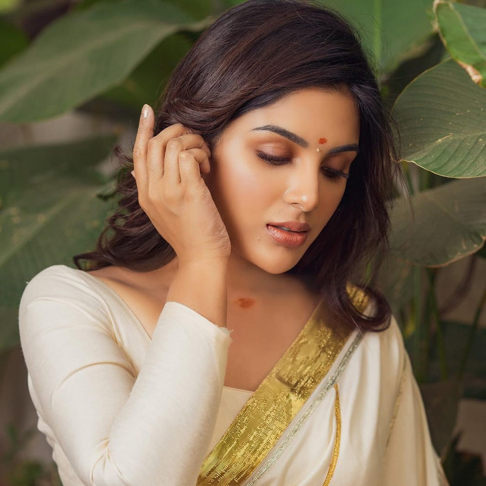 వరుస హిట్లతో గోల్డెన్ హీరోయిన్ గా పేరు తెచ్చుకుంది సంయుక్త. ఇక బ్యాక్ టూ బ్యాక్ హిట్స్ అందుకుంటున్న ఈ ముద్దుగుమ్మకు తెలుగులో మరిన్ని ఆఫర్స్ వస్తున్నట్లు తెలుస్తోంది. 