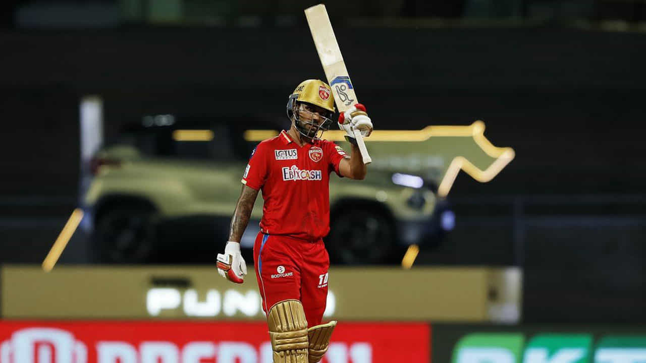 శిఖర్ ధావన్ కంటే ముందు విరాట్ కోహ్లి, డేవిడ్ వార్నర్ కూడా ఐపీఎల్లో అలాంటి ఫీట్ చేశారు. ఆస్ట్రేలియా ఆటగాడు డేవిడ్ వార్నర్ ఐపీఎల్లో అత్యధికంగా 60 హాఫ్ సెంచరీలు సాధించగా, విరాట్ కోహ్లీ కూడా ఈ ఐపీఎల్ సీజన్లో తొలి మ్యాచ్లో ముంబైపై 50వ అర్ధ సెంచరీని నమోదు చేశాడు. ఇప్పుడు ఈ జాబితాలో శిఖర్ ధావన్ పేరు కూడా చేరింది. ధావన్ ఇప్పుడు ఐపీఎల్లో 50 హాఫ్ సెంచరీలు చేశాడు. విరాట్ కోహ్లీ తర్వాత ఐపీఎల్లో అత్యధిక పరుగులు చేసిన ఆటగాడు శిఖర్ ధావన్. ఐపీఎల్లో 200కు పైగా మ్యాచ్ల్లో 6000కు పైగా పరుగులు చేశాడు.