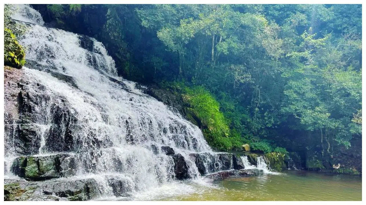 Elephant Falls: షిల్లాంగ్‌లోని ఈ జలపాతం అందం మీ మనసును ఆకట్టుకుంటుంది. దీని చుట్టూ మీరు పచ్చని దృశ్యాలను కూడా మీరు ఆరాధించగలరు. చాలా మంది పర్యాటకులను ఆకర్షించే ఈ ప్రదేశం ఒక మంచి రోమాంటిక్ ప్లేస్ అని చెప్పుకోవాలి.