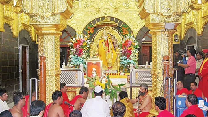 Shirdi: సాయినాథుని దర్శనం కోసం షిర్డీ వెళ్తున్నారా?. అయితే మీకో అలర్ట్..! Shirdi: సాయినాథుని దర్శనం కోసం షిర్డీ వెళ్తున్నారా?. అయితే మీకో అలర్ట్..!