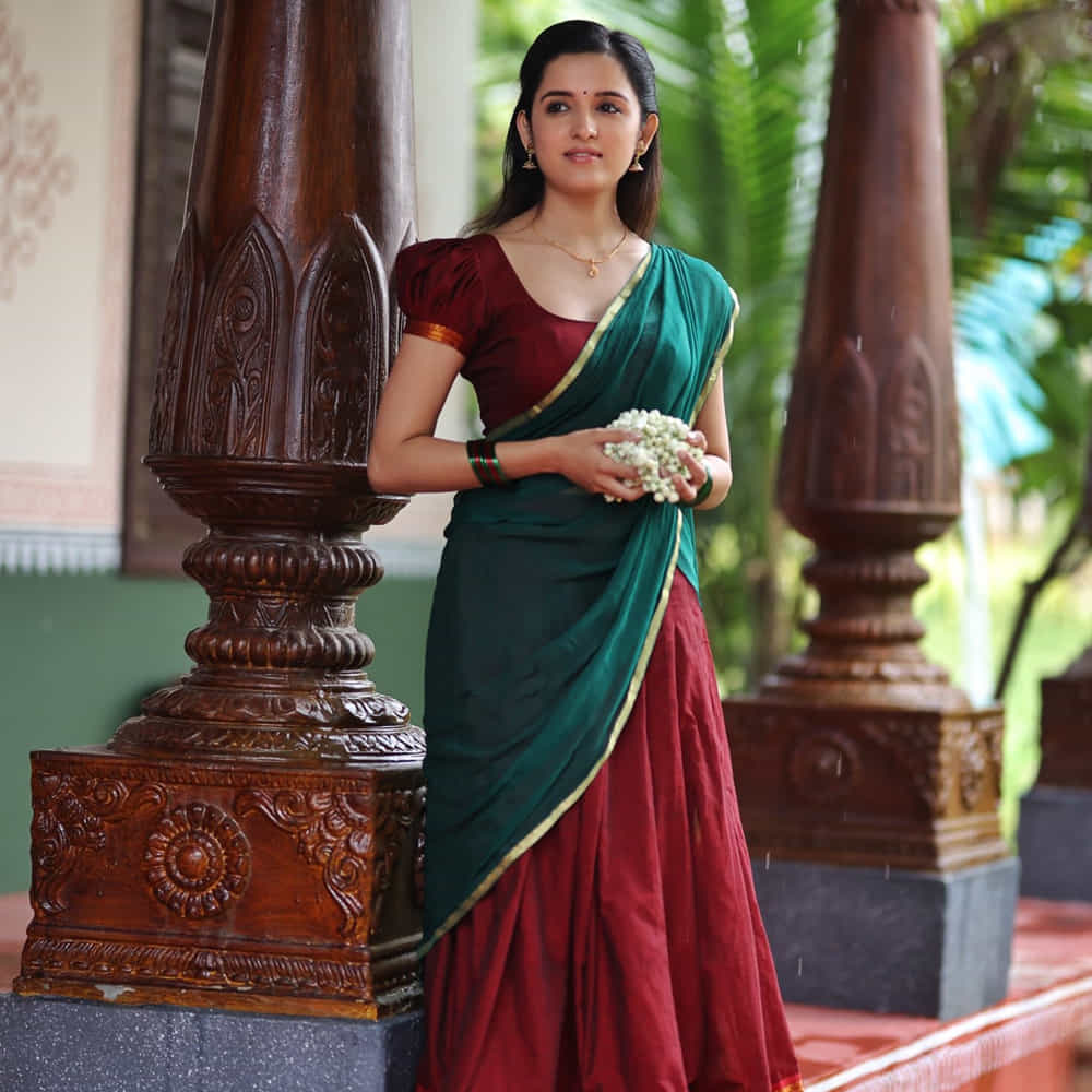 న్యూజిలాండ్కు చెందిన షిర్లీ సేఠియా సింగర్ గా మాంచి ఫెమస్. తరువాత నటన మీద కూడా దృష్టి పెట్టిన ఆమె నటిగా కూడా రాణిస్తోంది. బాలీవుడ్లో మస్కా సినిమాతో సినీరంగంలోకి అడుగుపెట్టింది షిర్లీ సేఠియా. ఆ తరువాత నాగ శౌర్య 'కృష్ణ వ్రింద విహారి' సినిమాతో టాలీవుడ్లోకి ఎంట్రీ ఇచ్చింది షిర్లీ సేఠియా.