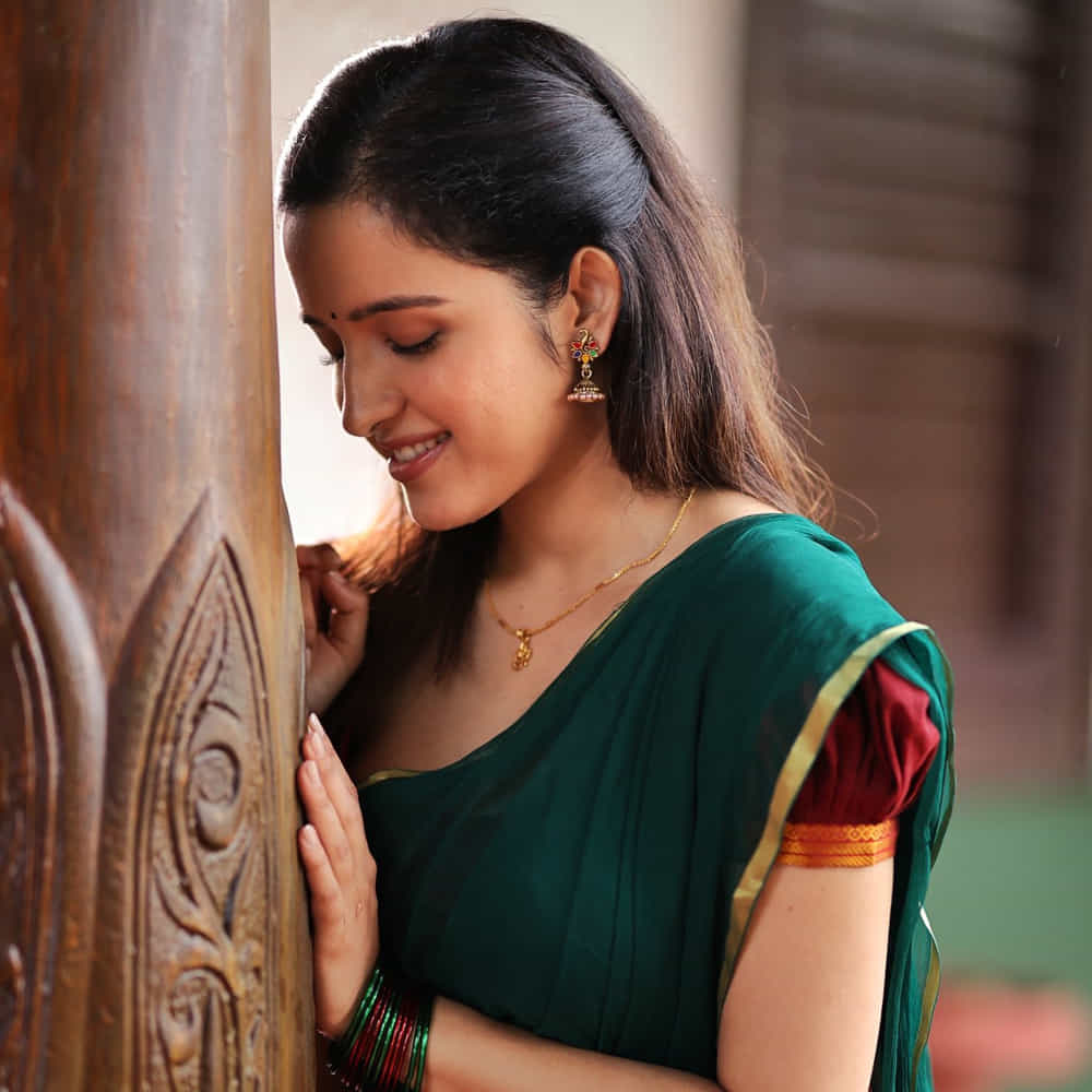 న్యూజిలాండ్కు చెందిన షిర్లీ సేఠియా సింగర్ గా మాంచి ఫెమస్. తరువాత నటన మీద కూడా దృష్టి పెట్టిన ఆమె నటిగా కూడా రాణిస్తోంది. బాలీవుడ్లో మస్కా సినిమాతో సినీరంగంలోకి అడుగుపెట్టింది షిర్లీ సేఠియా. ఆ తరువాత నాగ శౌర్య 'కృష్ణ వ్రింద విహారి' సినిమాతో టాలీవుడ్లోకి ఎంట్రీ ఇచ్చింది షిర్లీ సేఠియా.