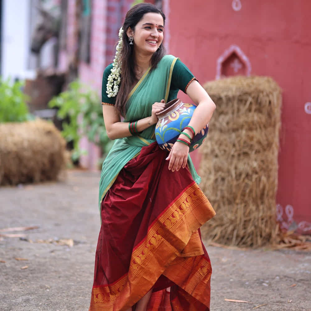 న్యూజిలాండ్కు చెందిన షిర్లీ సేఠియా సింగర్ గా మాంచి ఫెమస్. తరువాత నటన మీద కూడా దృష్టి పెట్టిన ఆమె నటిగా కూడా రాణిస్తోంది. బాలీవుడ్లో మస్కా సినిమాతో సినీరంగంలోకి అడుగుపెట్టింది షిర్లీ సేఠియా. ఆ తరువాత నాగ శౌర్య 'కృష్ణ వ్రింద విహారి' సినిమాతో టాలీవుడ్లోకి ఎంట్రీ ఇచ్చింది షిర్లీ సేఠియా.