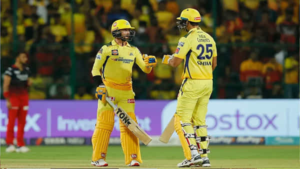 Video: 2 ఫోర్లు, 5 సిక్సులు.. ఆర్సీబీ బౌలర్లపై ఊచకోత.. హాఫ్ సెంచరీతో దడ పుట్టించిన ధోనీ టీంమేట్..