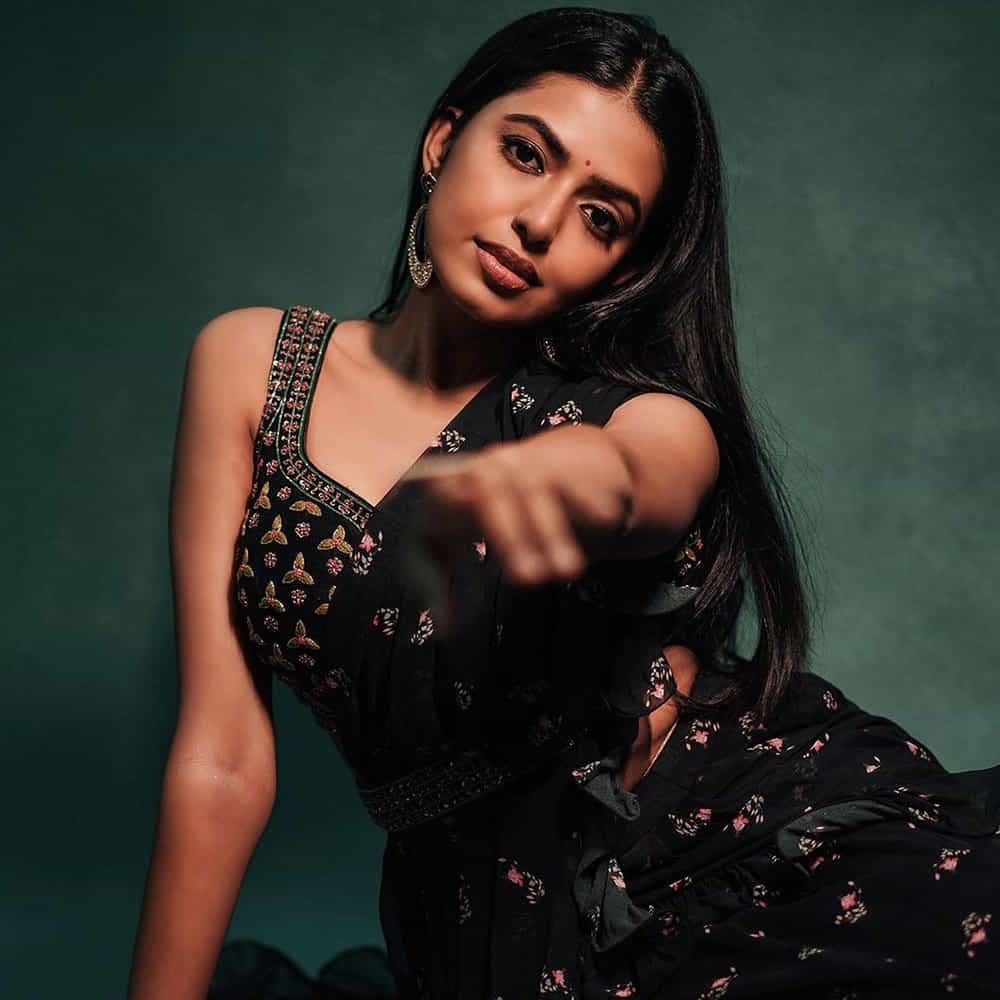 సీనియర్ హీరో రాజశేఖర్ నట వారసురాలిగా ఇండస్ట్రీలోకి అడుగు పెట్టిన నటి శివాని కెరీర్ తొలినాళ్లలో కొన్ని ఆటుపోట్లు ఎదుర్కొంది. అయితే తాజాగా వచ్చిన అద్భుతం చిత్రంతో ఒక్కసారిగా ఇండస్ట్రీని తనవైపు తిప్పుకుంది..