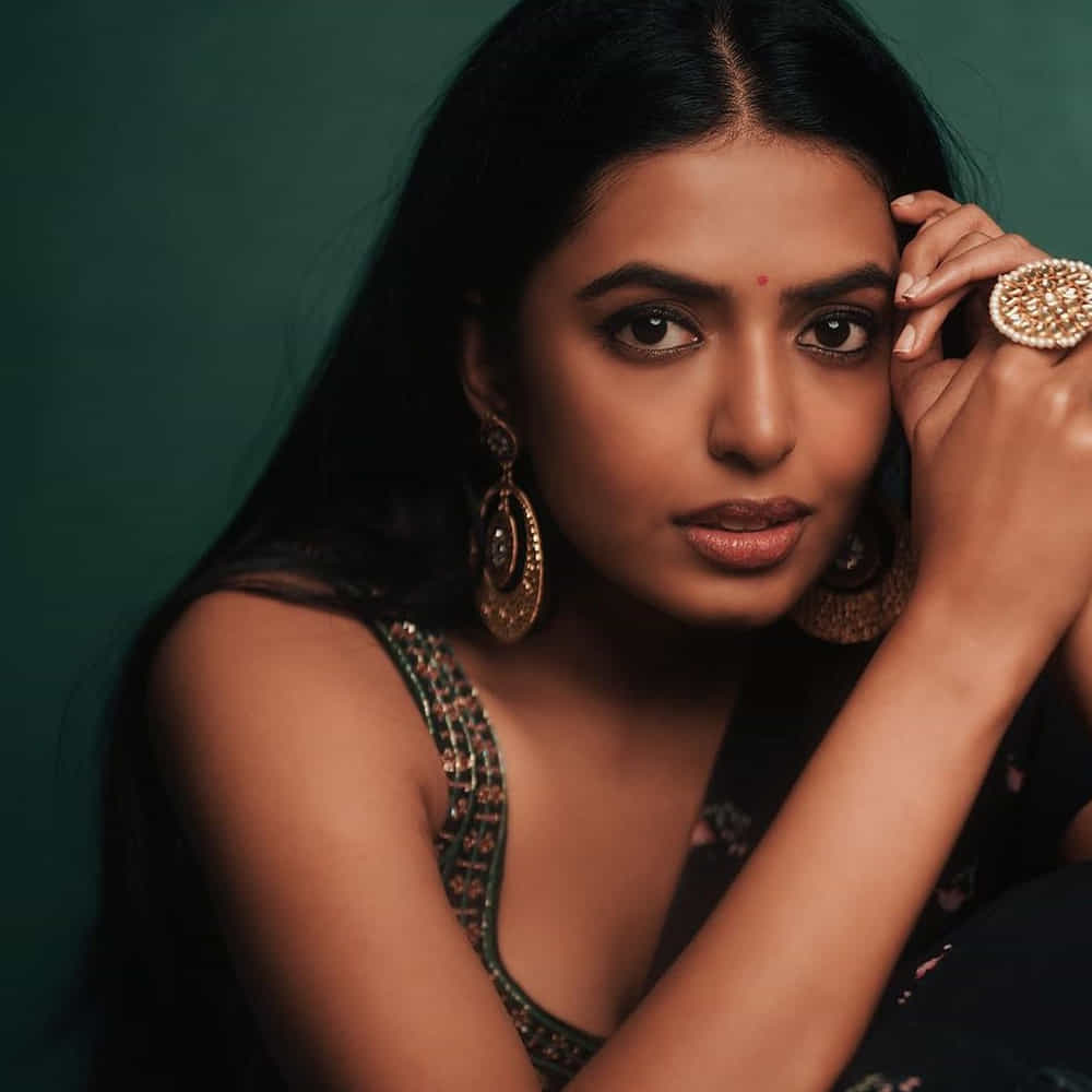 సీనియర్ హీరో రాజశేఖర్ నట వారసురాలిగా ఇండస్ట్రీలోకి అడుగు పెట్టిన నటి శివాని కెరీర్ తొలినాళ్లలో కొన్ని ఆటుపోట్లు ఎదుర్కొంది. అయితే తాజాగా వచ్చిన అద్భుతం చిత్రంతో ఒక్కసారిగా ఇండస్ట్రీని తనవైపు తిప్పుకుంది..