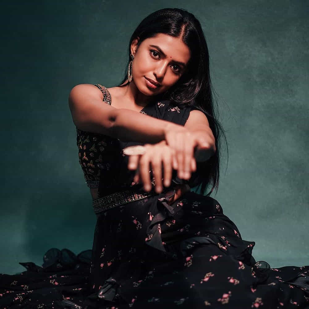 సీనియర్ హీరో రాజశేఖర్ నట వారసురాలిగా ఇండస్ట్రీలోకి అడుగు పెట్టిన నటి శివాని కెరీర్ తొలినాళ్లలో కొన్ని ఆటుపోట్లు ఎదుర్కొంది. అయితే తాజాగా వచ్చిన అద్భుతం చిత్రంతో ఒక్కసారిగా ఇండస్ట్రీని తనవైపు తిప్పుకుంది..