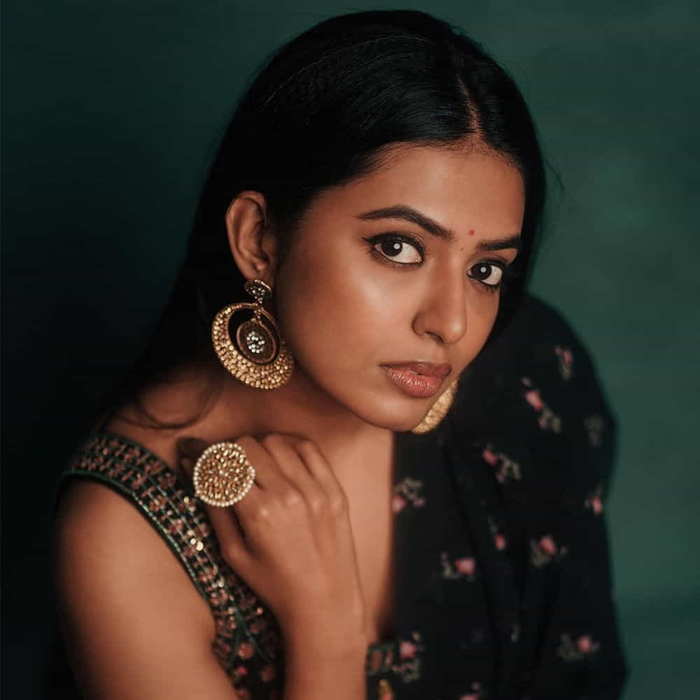 సీనియర్ హీరో రాజశేఖర్ నట వారసురాలిగా ఇండస్ట్రీలోకి అడుగు పెట్టిన నటి శివాని కెరీర్ తొలినాళ్లలో కొన్ని ఆటుపోట్లు ఎదుర్కొంది. అయితే తాజాగా వచ్చిన అద్భుతం చిత్రంతో ఒక్కసారిగా ఇండస్ట్రీని తనవైపు తిప్పుకుంది..